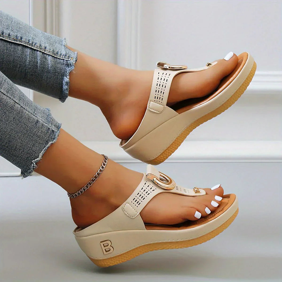 Sandals : Statement Sandalen Dames - Goudkleurig Design voor een Luxe en Modebewuste Uitstraling - Goud in Beige van Pantino