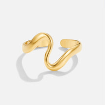 Ring : Ring Goud - Gold Wave Roestvrij Staal in 18K Goud Verstelbaar (7-9) van Pantino
