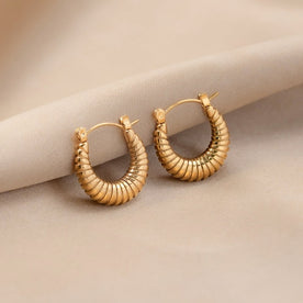 earrings : Golden Mia Croissant Hoop in van Pantinoshop