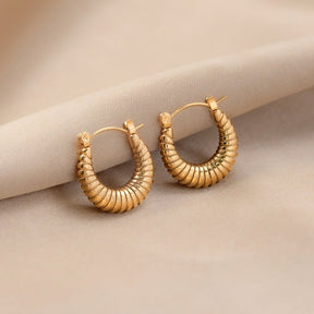 Earrings : Golden Mia Croissant Hoop in van Pantino