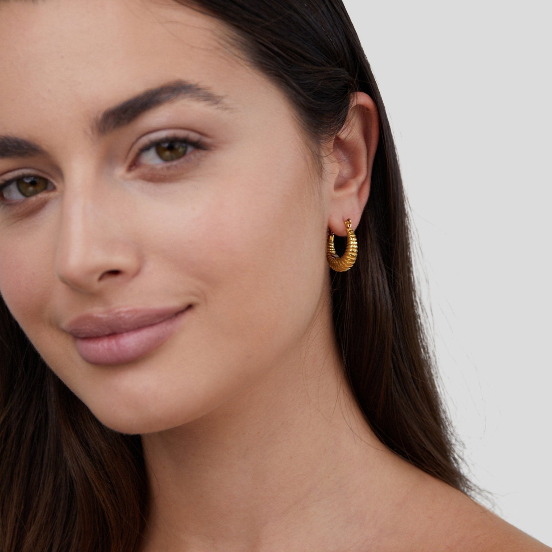 Earrings : Golden Mia Croissant Hoop in van Pantino