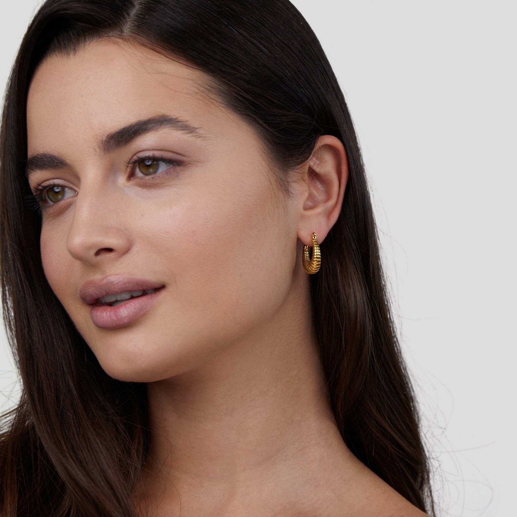 Earrings : Golden Mia Croissant Hoop in van Pantino