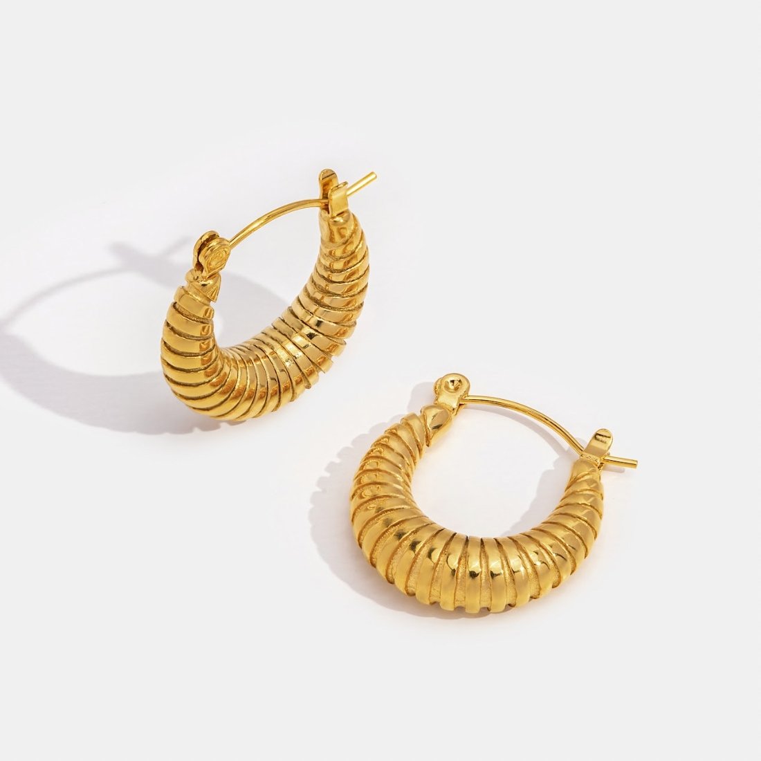 Earrings : Golden Mia Croissant Hoop in van Pantino
