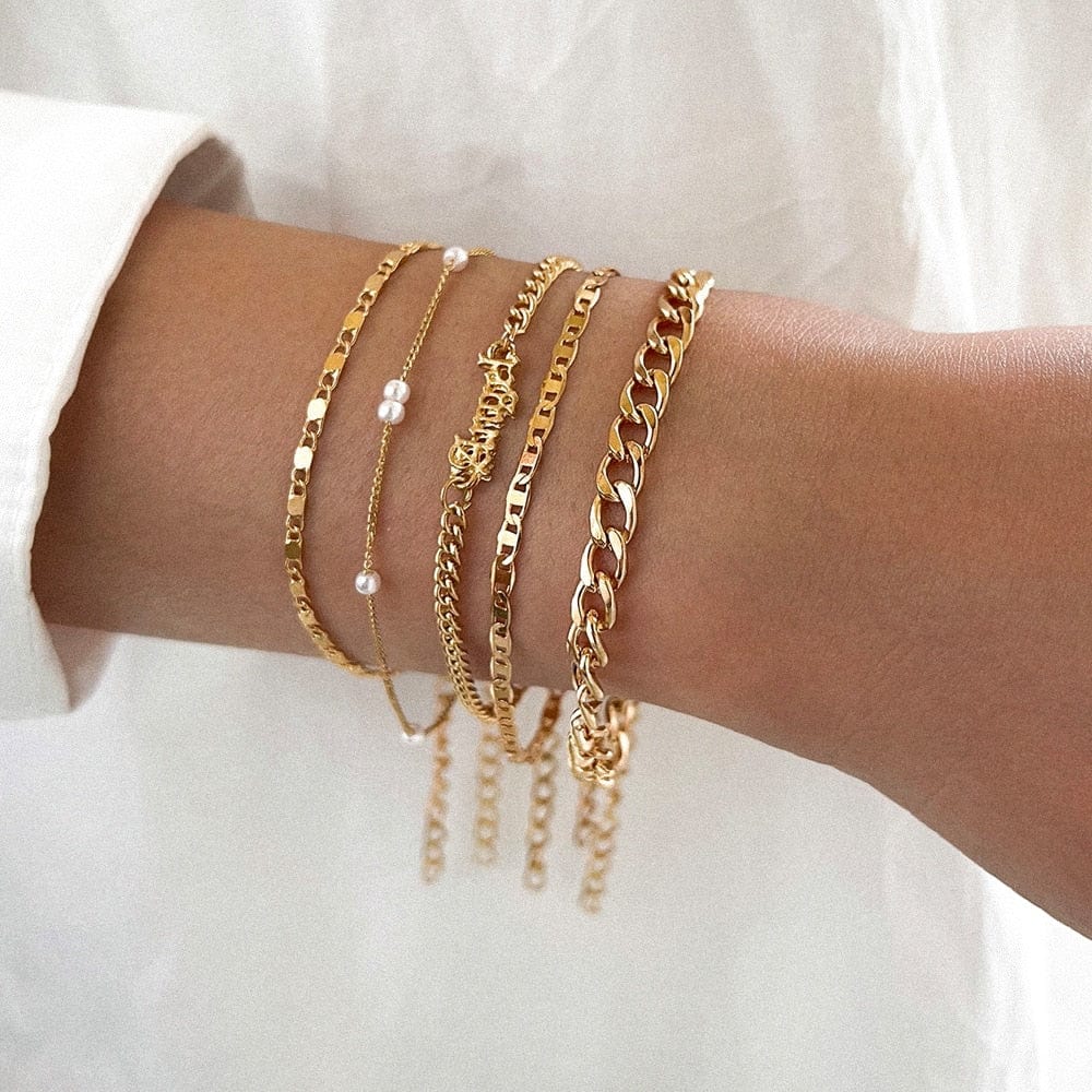 Bracelet Set : Armbanden Set Dames - Gouden Meerlaags & Verstelbaar met Parels voor Elegante Look in Default Title van Pantino