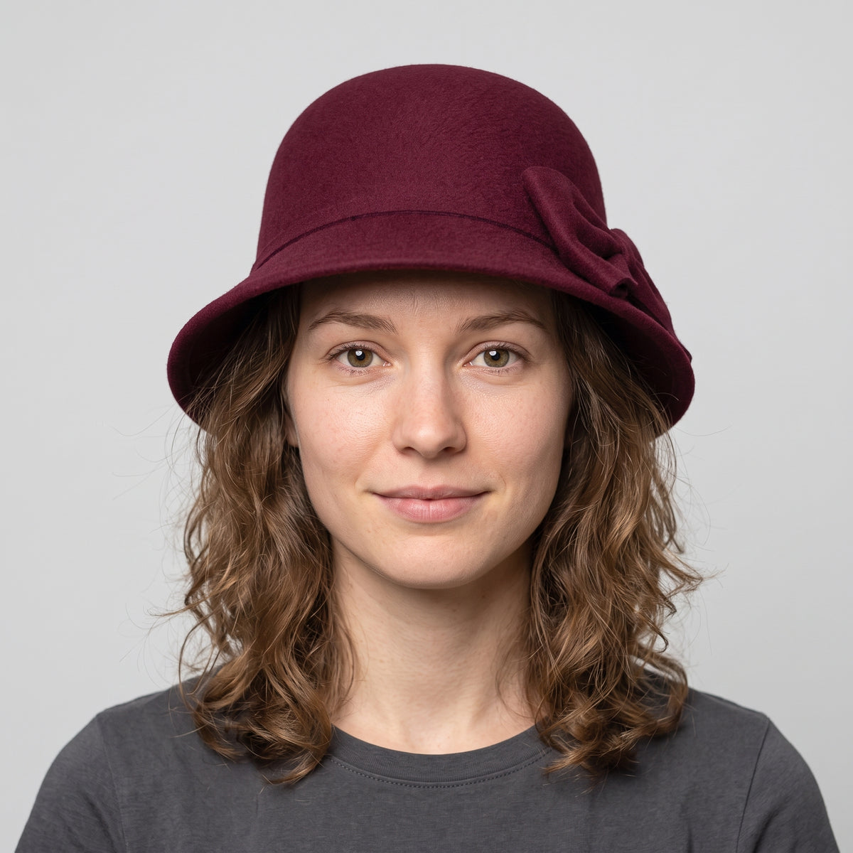 Hoed Wit - model wearing wine red hat, front view