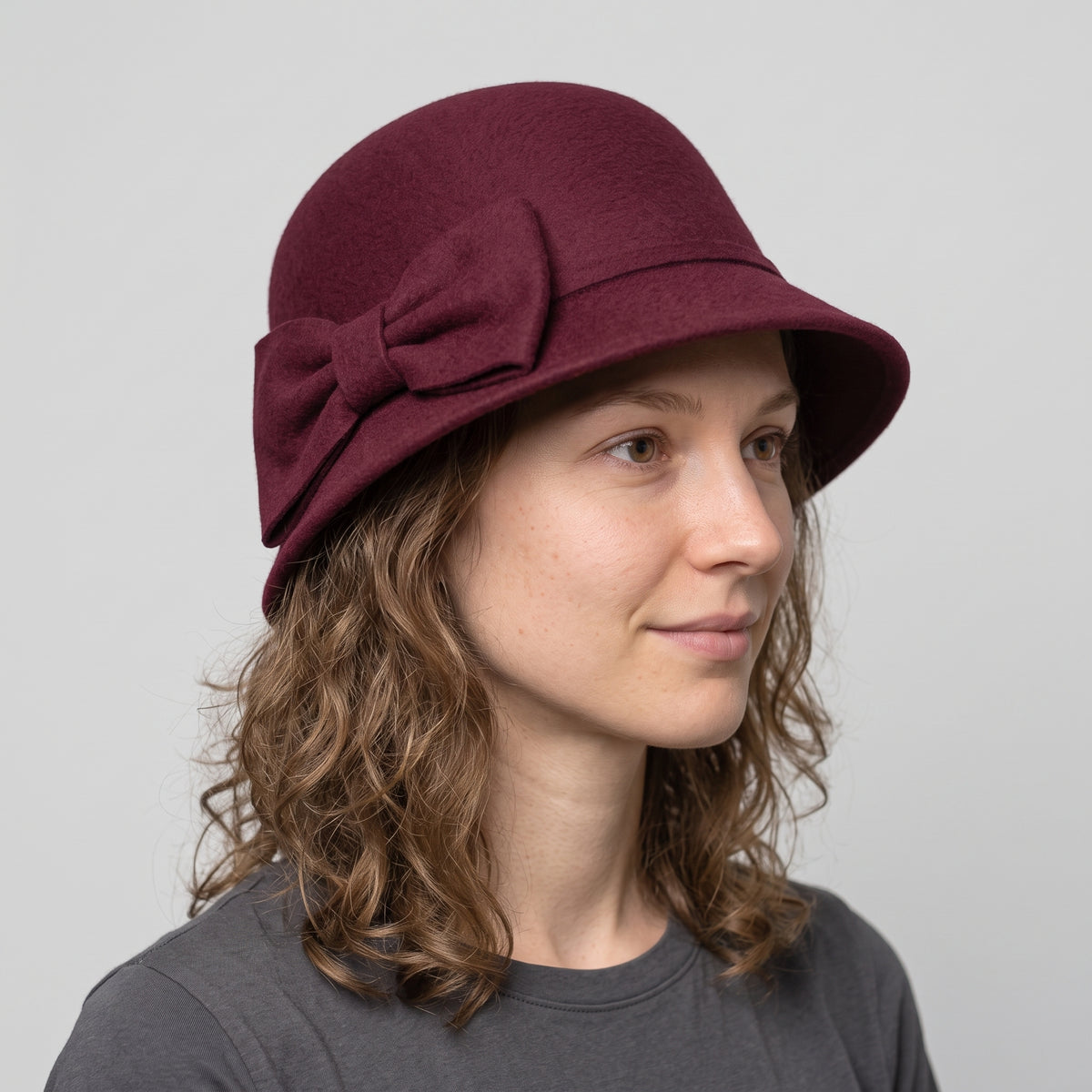 Hoed Wit - model wearing wine red hat, side profile