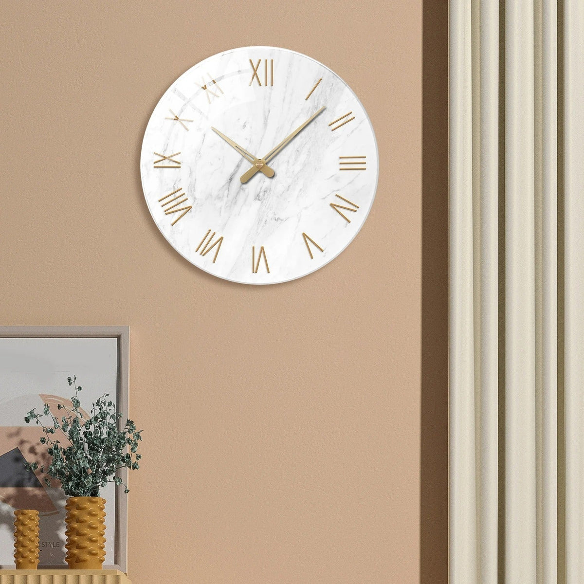 Marmerlook Wandklok – Gouden Romeinse Cijfers en Klassieke Elegantie