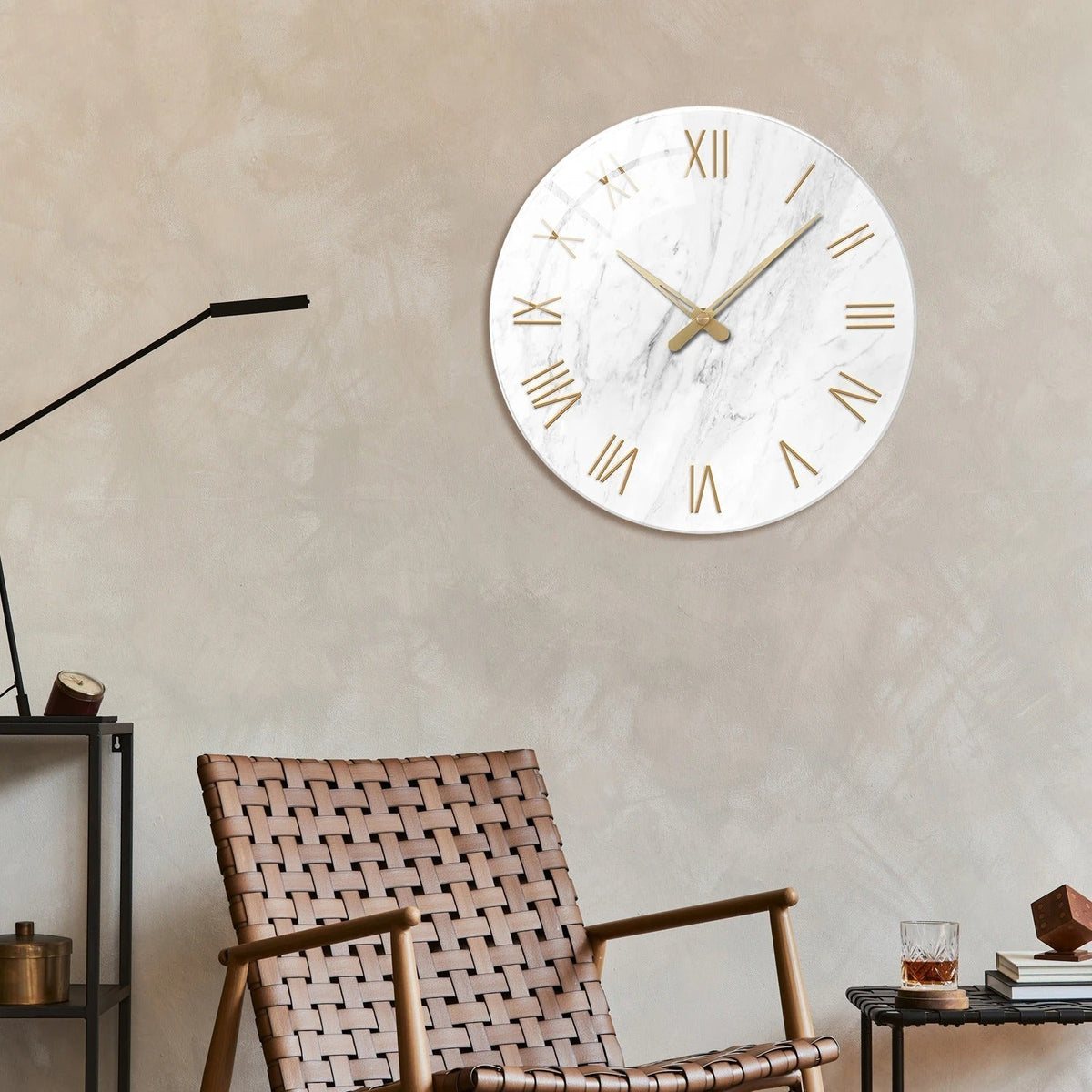Marmerlook Wandklok – Gouden Romeinse Cijfers en Klassieke Elegantie