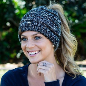 Ponytail Beanie : Ponytail Winter Beanie - Prachtige Beanies voor Jou Dames - Zwart in Zwart & Wit van Pantino