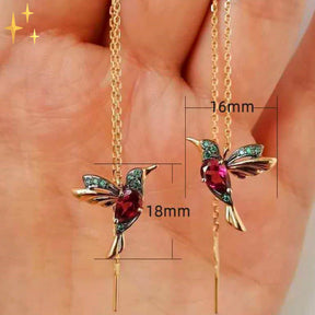 Earrings : Kolibrie Schitterende Gouden Oorhangers met Glinsterende Steentjes voor een Chique Uitstraling in van Pantino