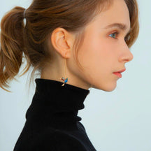 Earrings : Kolibrie Schitterende Gouden Oorhangers met Glinsterende Steentjes voor een Chique Uitstraling in Saffier van Pantino