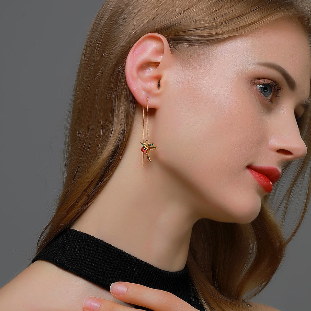 Earrings : Kolibrie Schitterende Gouden Oorhangers met Glinsterende Steentjes voor een Chique Uitstraling in Robijn van Pantino