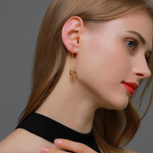 Earrings : Kolibrie Schitterende Gouden Oorhangers met Glinsterende Steentjes voor een Chique Uitstraling in Robijn van Pantino