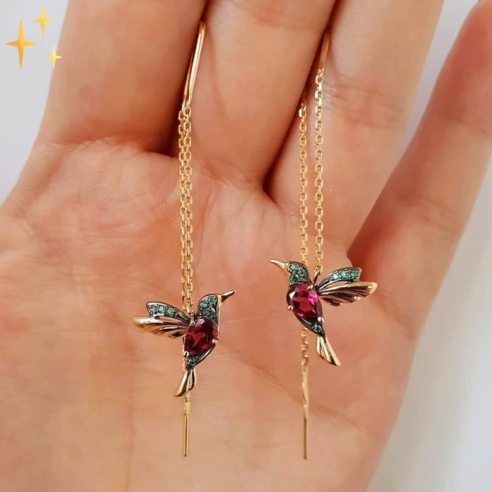 Earrings : Kolibrie Schitterende Gouden Oorhangers met Glinsterende Steentjes voor een Chique Uitstraling in van Pantino