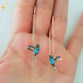 Earrings : Kolibrie Schitterende Gouden Oorhangers met Glinsterende Steentjes voor een Chique Uitstraling in van Pantino