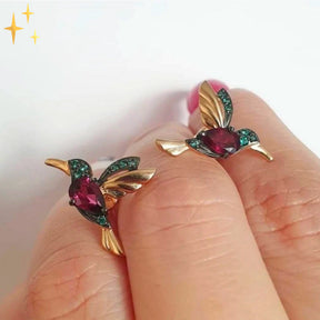 Earrings : Kolibrie Schitterende Gouden Oorhangers met Glinsterende Steentjes voor een Chique Uitstraling in van Pantino