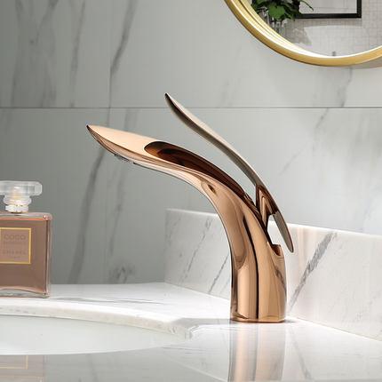 home & garden : Luxe Gebogen Badkamerkraan Roségoud - Elegant Design - RVS in Roségoud van Pantino