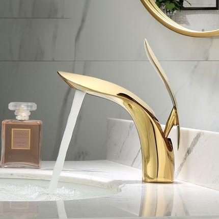 home & garden : Luxe Gebogen Badkamerkraan Roségoud - Elegant Design - RVS in Goud van Pantino