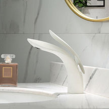home & garden : Luxe Gebogen Badkamerkraan Roségoud - Elegant Design - RVS in Wit van Pantino