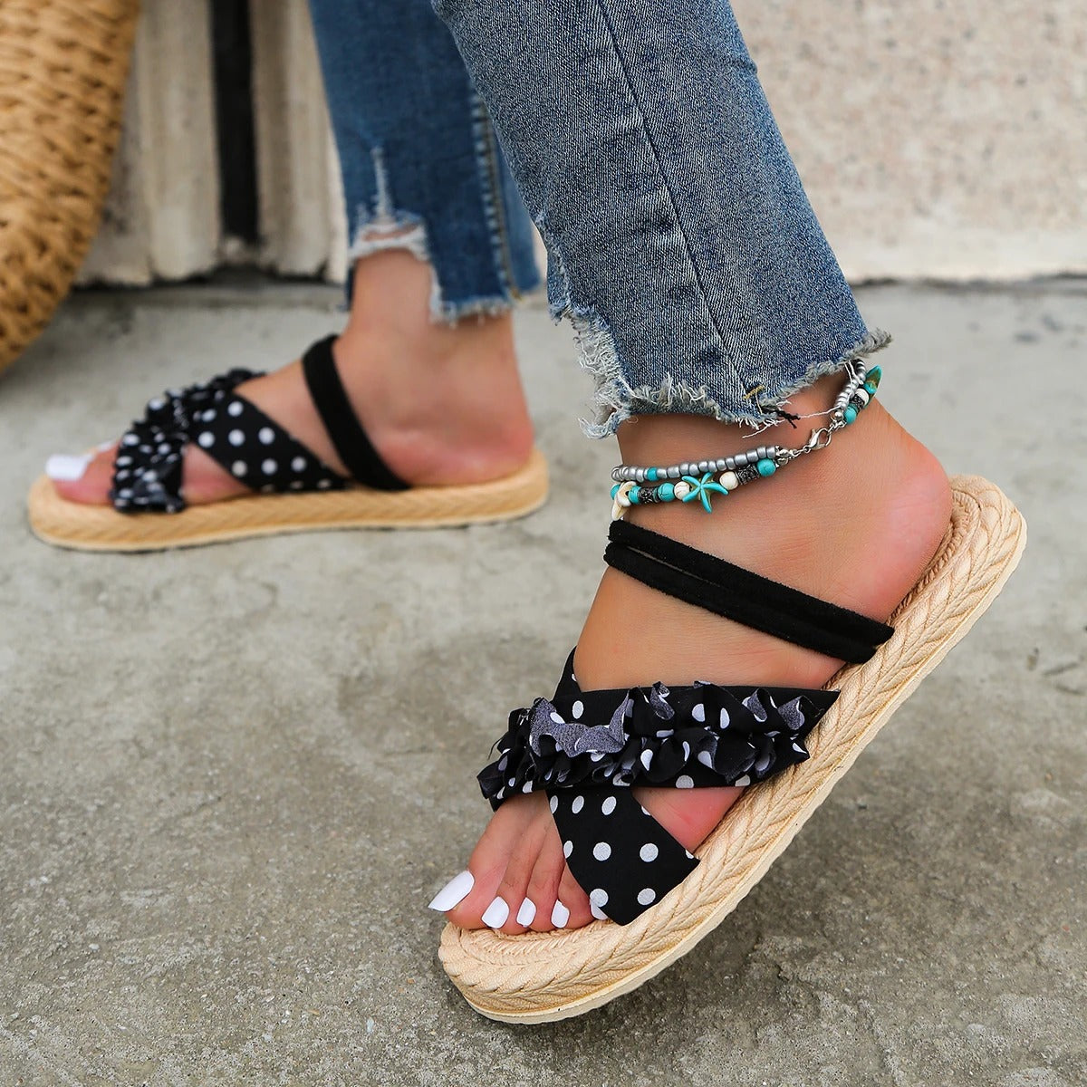 Sandals : Dames Sandalen - Fluwelen Slip-on Ontwerp voor een Sofisticated en Modieuze Stijl - Zwart in van Pantino