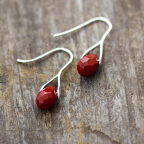 Earrings : Desire Vallende Druppel Gemstone van Rode Jaspis of Amethist in van Pantino