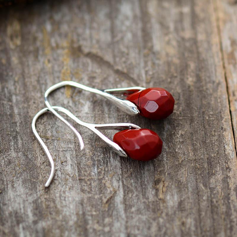 Earrings : Desire Vallende Druppel Gemstone van Rode Jaspis of Amethist in van Pantino