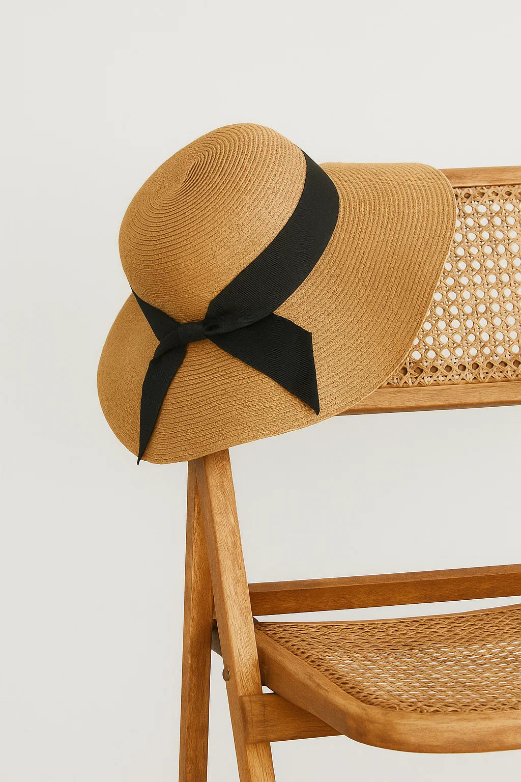 Sun Hat : Strohoed met Brede Rand en Zwart Lint in van Pantino