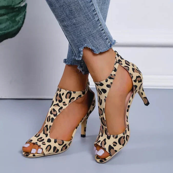 Sandals : Casual Sandalen Dames - Perfect voor een Modebewuste en Comfortabele Stijl - Zwart in Luipaard van Pantino