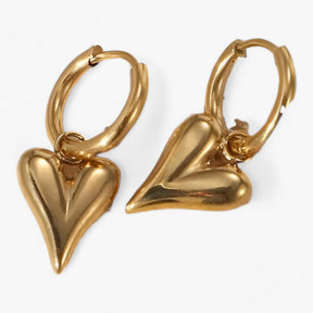 Earrings : Hart Huggie Hoops - Anti-Aanslag Gouden Charme - Zilver in Goud van Pantino