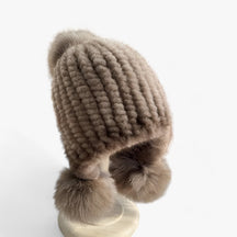Hat : Baret van Nertsvacht Dames - Luxueuze Warmte met een Vossenbont Pompon - Bruin in lichtbruin rubberband van Pantino