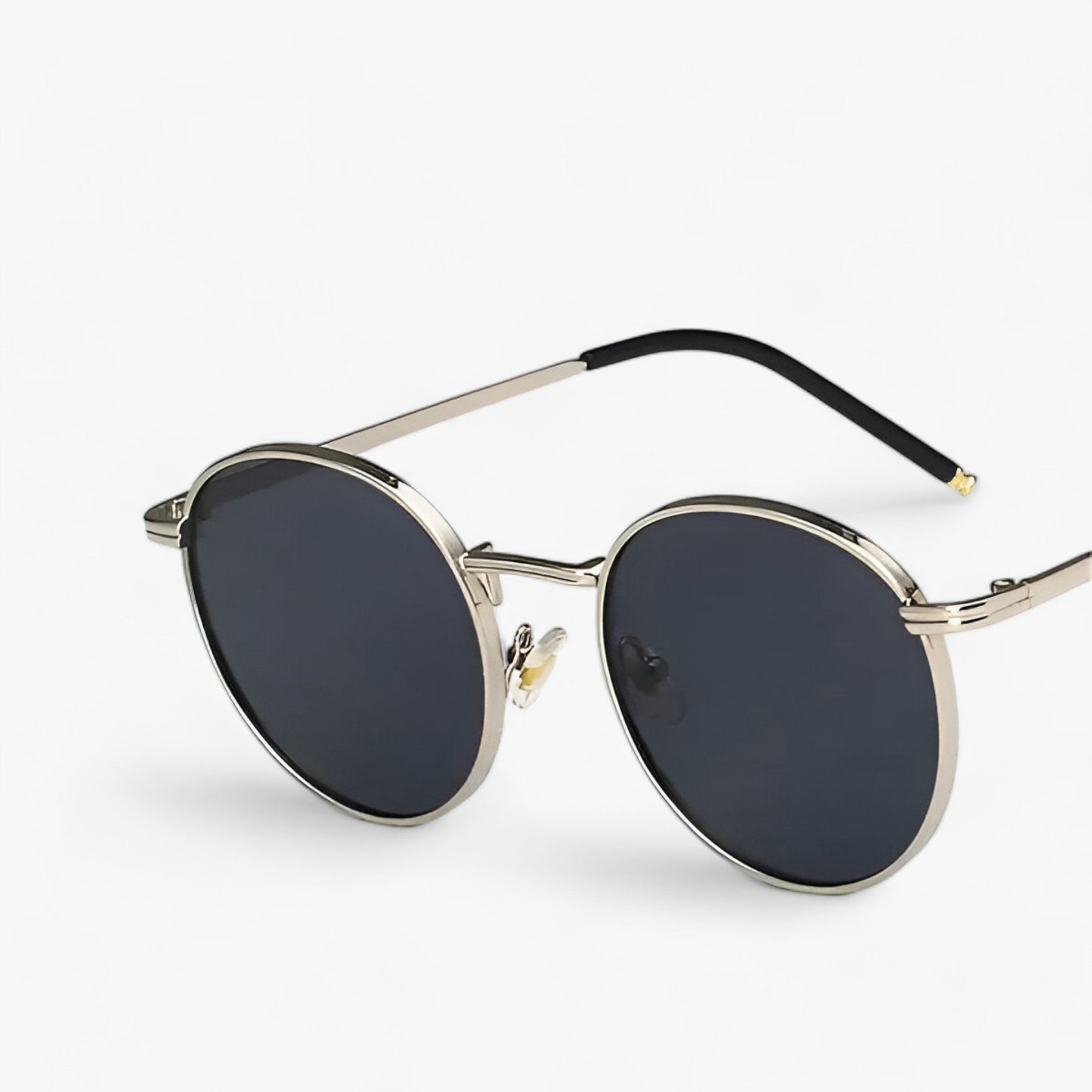 Sunglasses : Designer Zonnebril Dames - Veelzijdige Ronde Glazen voor Dagelijks Gebruik - Zwart Grijs in Zilvergrijs van Pantino