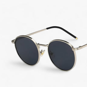 Sunglasses : Designer Zonnebril Dames - Veelzijdige Ronde Glazen voor Dagelijks Gebruik - Zwart Grijs in Zilvergrijs van Pantino