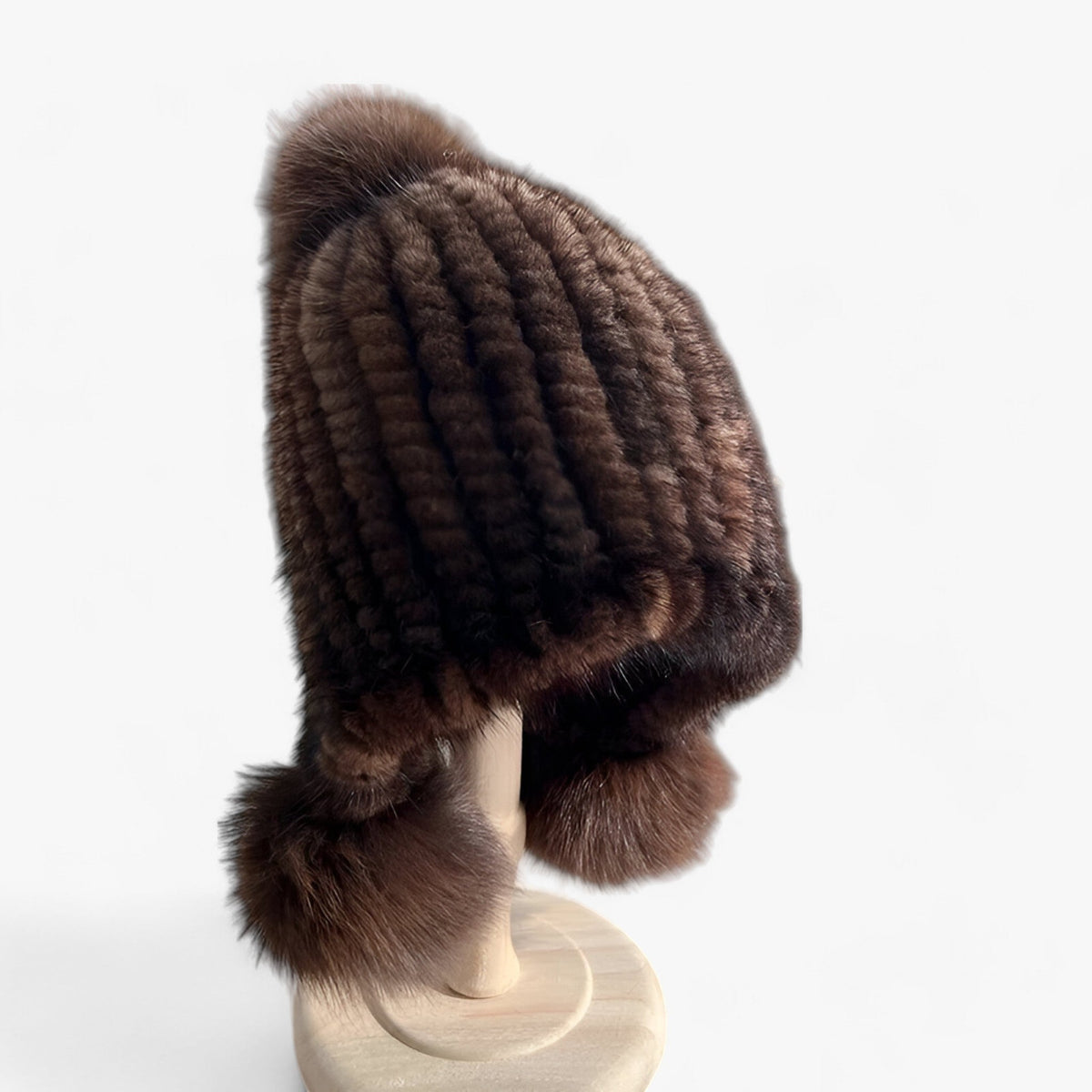 Hat : Baret van Nertsvacht Dames - Luxueuze Warmte met een Vossenbont Pompon - Bruin in bruin rubberband van Pantino
