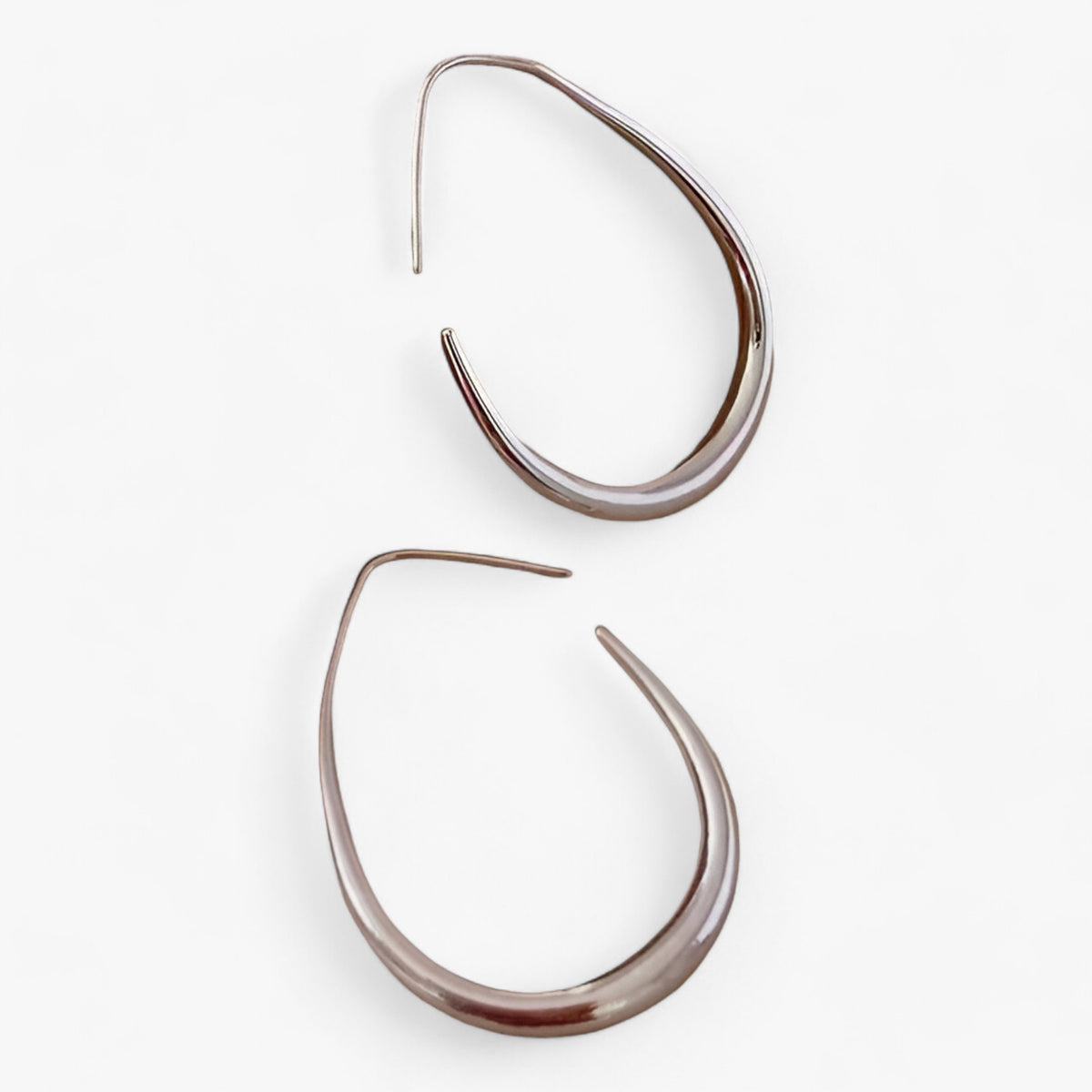 Earrings : Oorbellen Zilver - Geometrische Hoepeloorbellen - Elegante Feeststijl in Zilver van Pantino