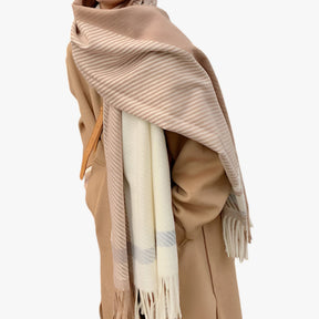 Scarf : Vintage Geblokte Sjaal - Elegante en Comfortabele Sjaal - Lichtgrijs in van Pantino