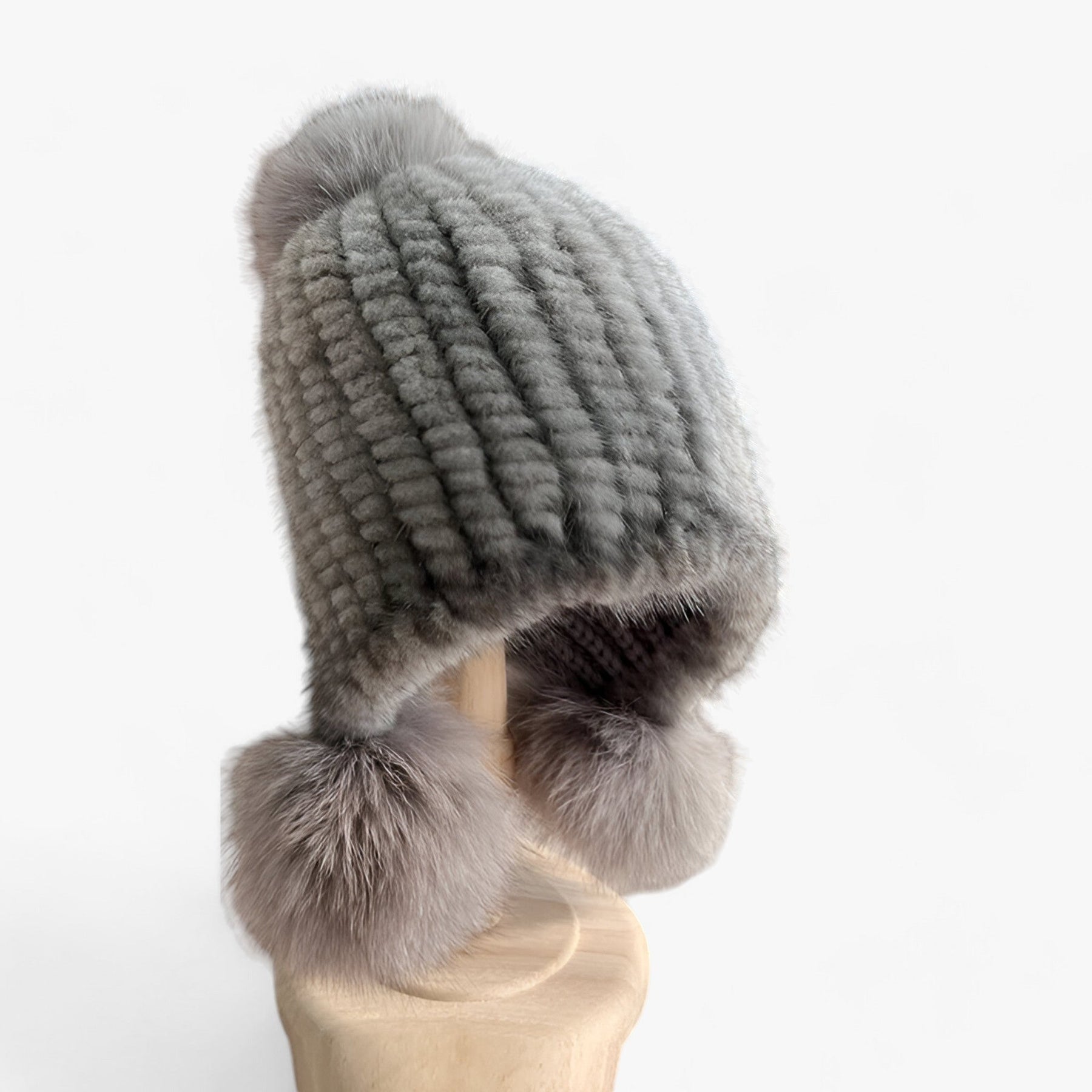 Hat : Baret van Nertsvacht Dames - Luxueuze Warmte met een Vossenbont Pompon - Bruin in grijs 2 rubberband van Pantino