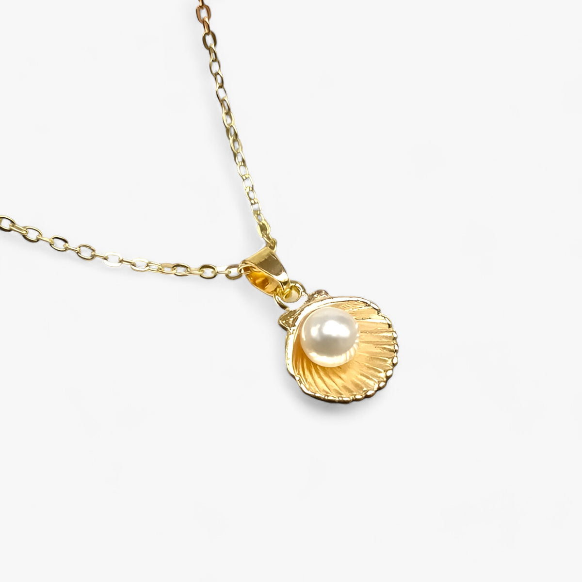 Necklace : Ketting Dames - Schelp & Parel - Zomerse Elegantie in B van Pantino