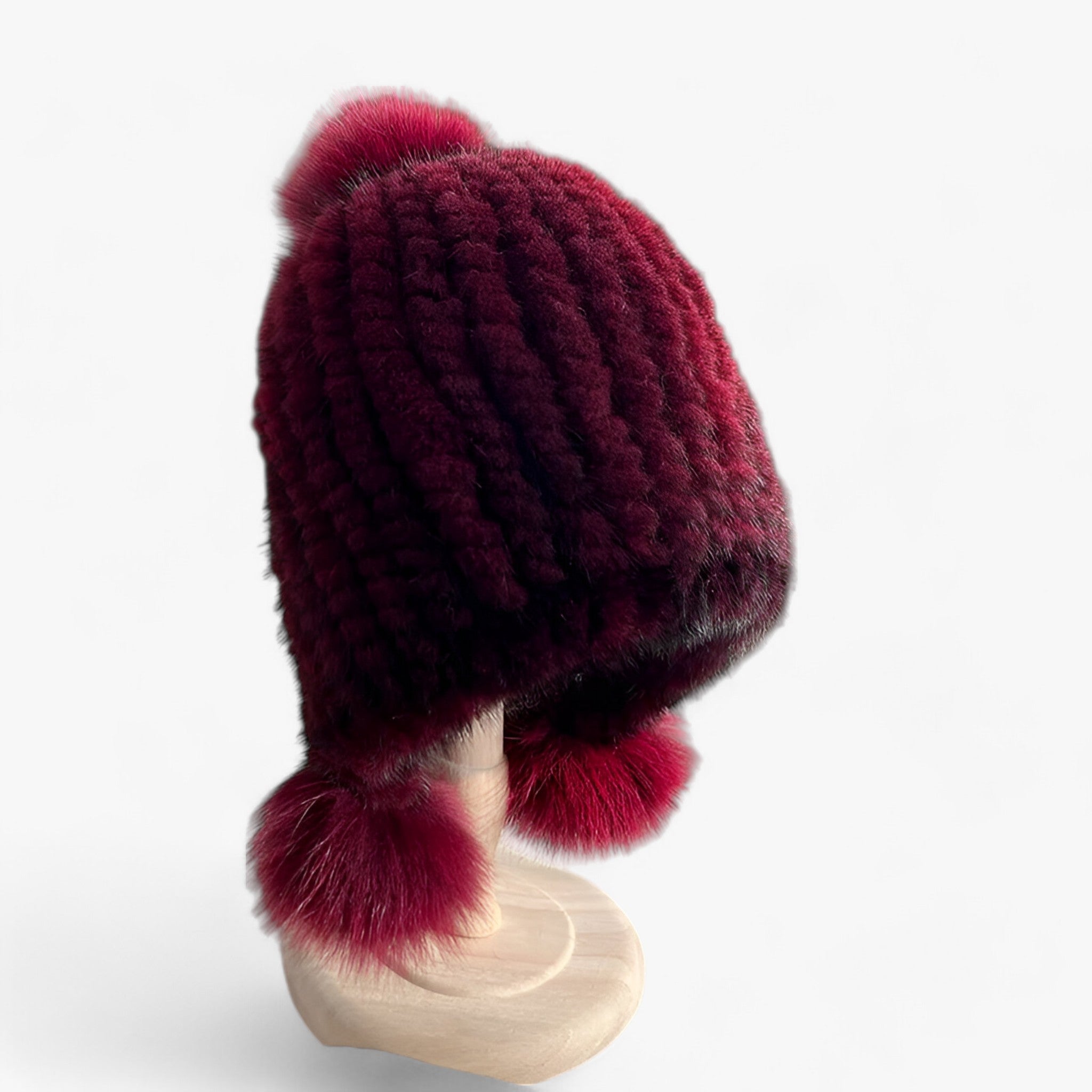 Hat : Baret van Nertsvacht Dames - Luxueuze Warmte met een Vossenbont Pompon - Bruin in bordeauxrood rubberband van Pantino
