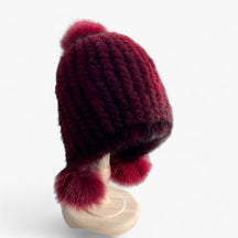 Hat : Baret van Nertsvacht Dames - Luxueuze Warmte met een Vossenbont Pompon - Bruin in bordeauxrood rubberband van Pantino