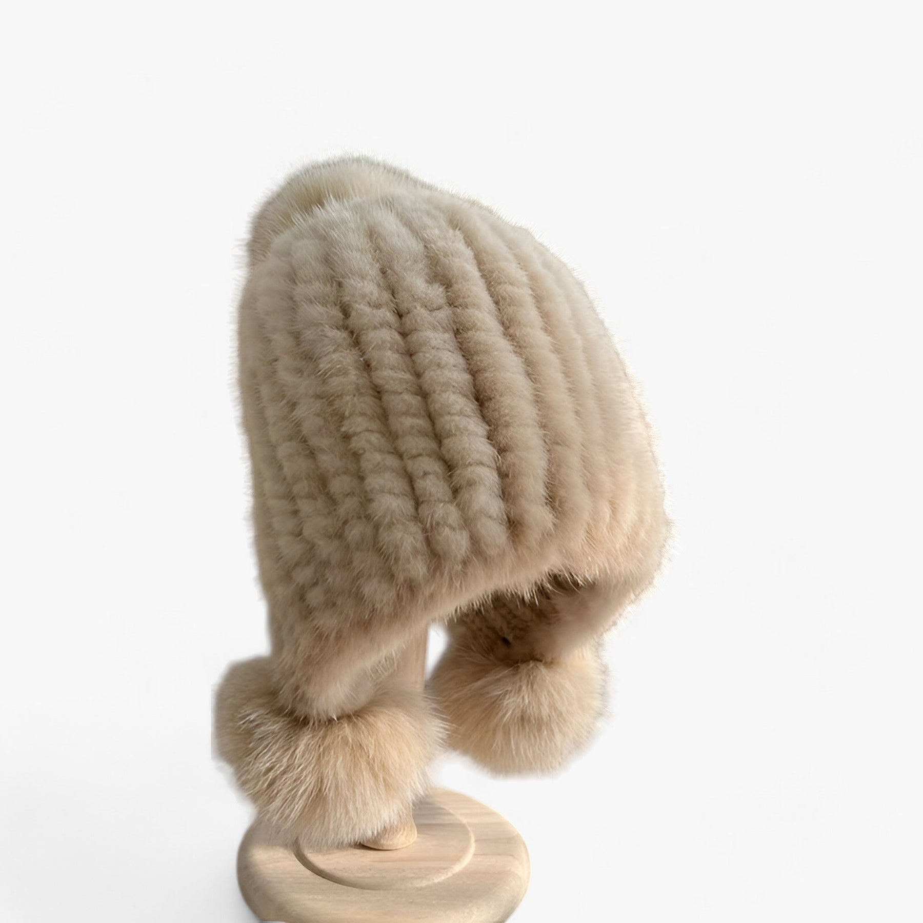 Hat : Baret van Nertsvacht Dames - Luxueuze Warmte met een Vossenbont Pompon - Bruin in beige rubberband van Pantino