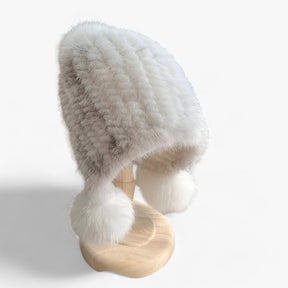 Hat : Baret van Nertsvacht Dames - Luxueuze Warmte met een Vossenbont Pompon - Bruin in witte gekruiste nerts rubberband van Pantino