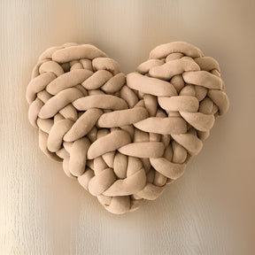 home & garden : Grof Gebreid Hartkussen voor een Gezellig Thuis - Heartpillow - Wit in Beige van Pantino