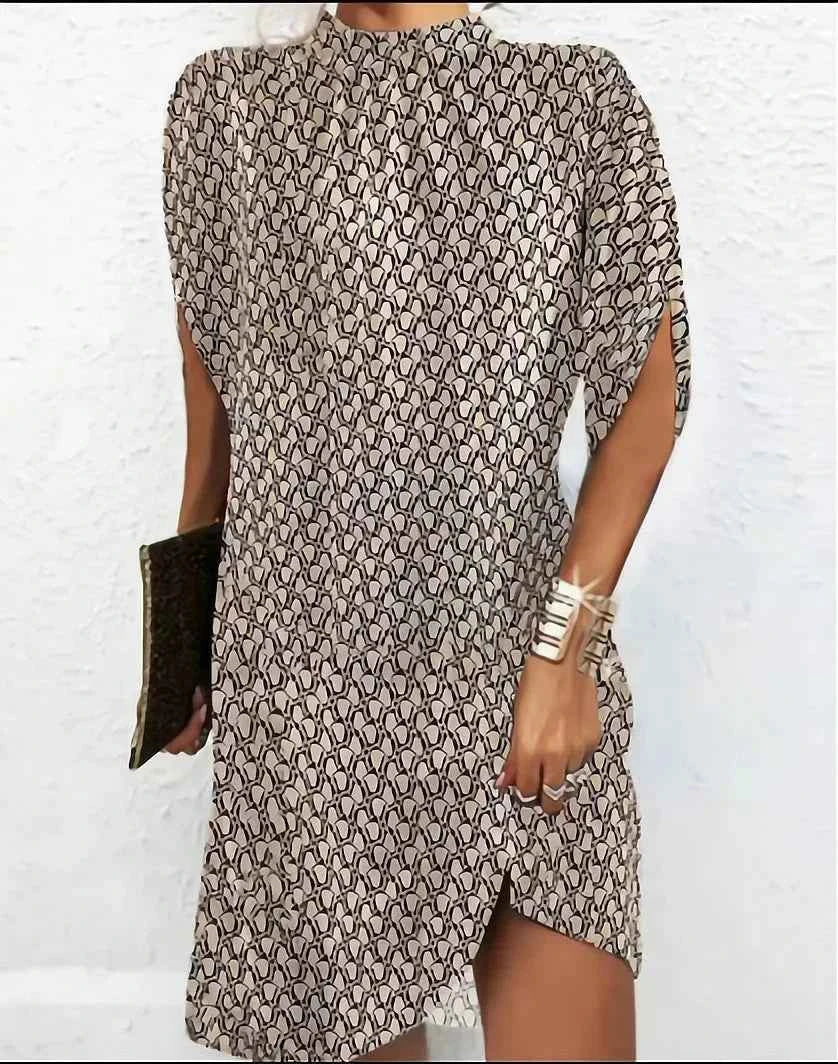 Mini dresses : Korte dames avondjurk met vleermuismouwen en geplooide kraag in Beige van Pantinoshop