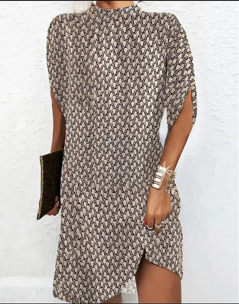 Mini dresses : Korte dames avondjurk met vleermuismouwen en geplooide kraag in Beige van Pantino