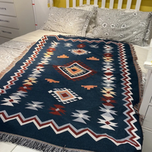 home & garden : Boheemse Tribale Tapijten - Azteek Wit in Azteek Blauw van Pantino
