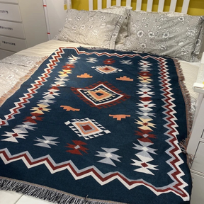 home & garden : Boheemse Tribale Tapijten - Azteek Wit in Azteek Blauw van Pantino