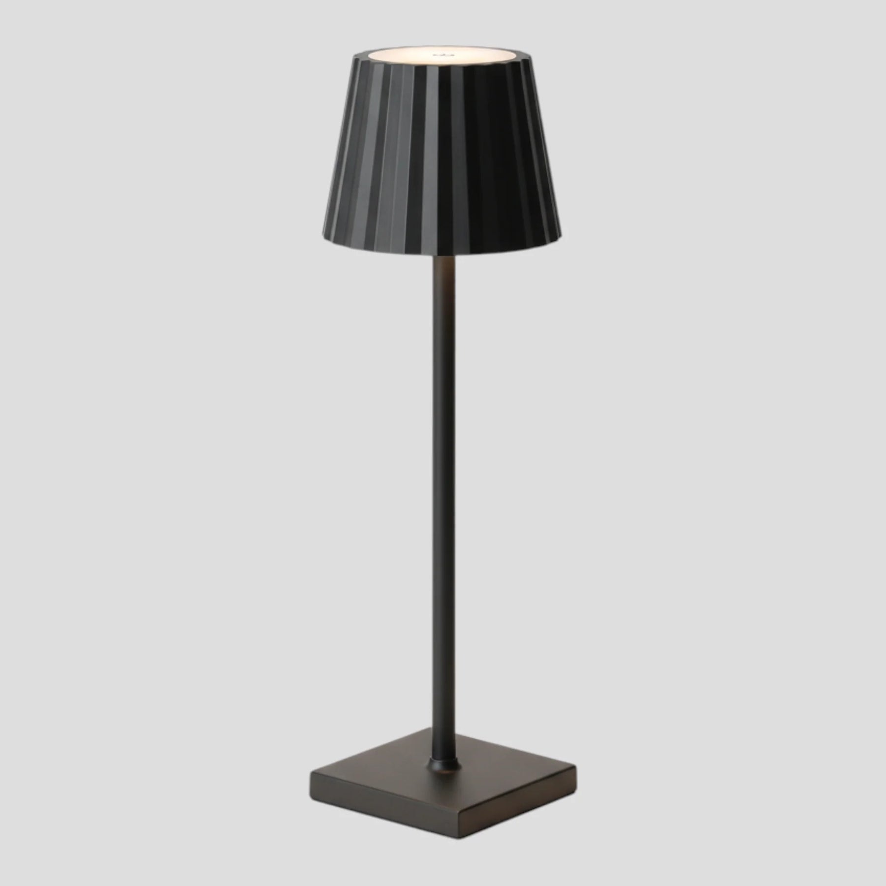 Éclairage : Lampe de Table LED Sans Fil avec Batterie Rechargeable et Commande Tactile Aluminium in Noir van Pantino