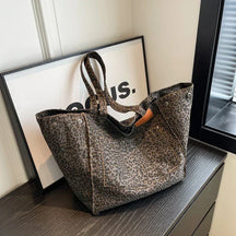 bags : Oversized Canvas Draagtas Dames - Luipaardprint Trendy - Canvas in Zwart van Pantino