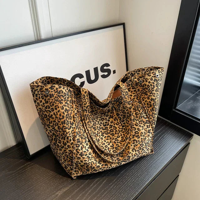 bags : Oversized Canvas Draagtas Dames - Luipaardprint Trendy - Canvas in van Pantino