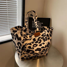 bags : Oversized Canvas Draagtas Dames - Luipaardprint Trendy - Canvas in Beige van Pantino